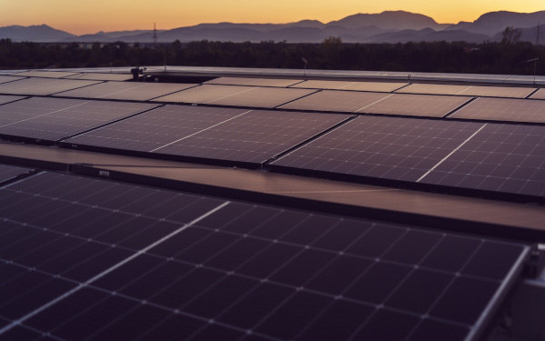 Solaranlage auf großer Dachfläche